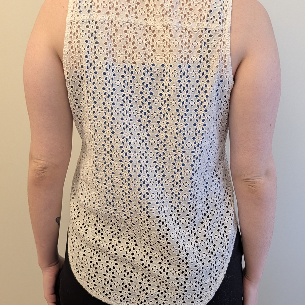 Guess White Sleeveless Eyelet Button-Front Tie-Hem Shirt - Picture 5 of 10